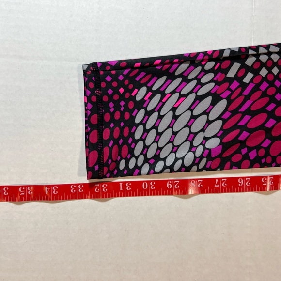 HUE Capri stretchy pant. Multi colors - Picture 7 of 11